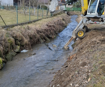 Aktuality / Úprava brehov Pucovského potoka - 2.03.2026 - foto