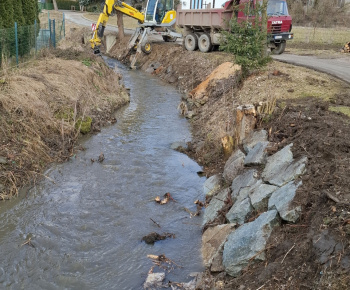 Aktuality / Úprava brehov Pucovského potoka - 2.03.2026 - foto