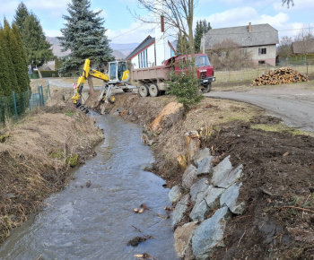 Aktuality / Úprava brehov Pucovského potoka - 2.03.2026 - foto