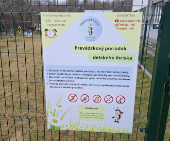 Aktuality / V školskej záhrade sme pre deti pridali ďalšie prvky na hranie  - foto