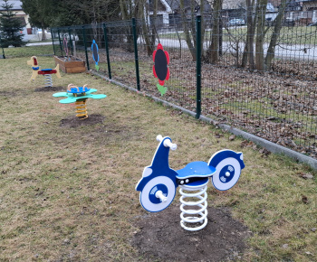 Aktuality / V školskej záhrade sme pre deti pridali ďalšie prvky na hranie  - foto