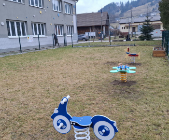 Aktuality / V školskej záhrade sme pre deti pridali ďalšie prvky na hranie  - foto