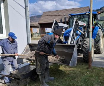 Aktuality / V školskej záhrade sme pre deti pridali ďalšie prvky na hranie  - foto
