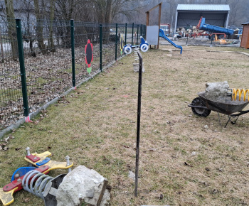 Aktuality / V školskej záhrade sme pre deti pridali ďalšie prvky na hranie  - foto