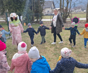 Aktuality / Aj deti z našej materskej školy Zvedavá Lienka privítali príchod jari - video