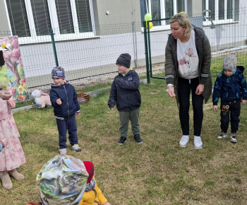 Aktuality / Aj deti z našej materskej školy Zvedavá Lienka privítali príchod jari - video
