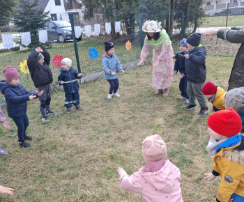 Aktuality / Aj deti z našej materskej školy Zvedavá Lienka privítali príchod jari - video