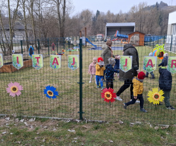 Aktuality / Aj deti z našej materskej školy Zvedavá Lienka privítali príchod jari - video