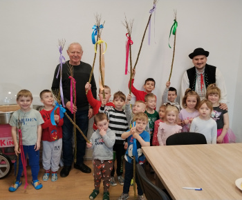 Aktuality / Veľká noc sa blíži - deti z našej materskej školy sa učili pliesť veľkonočné korbáče - foto