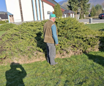 Aktuality / Úprava okolia nášho Božieho chrámu - foto