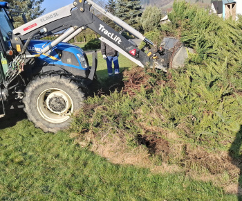 Aktuality / Úprava okolia nášho Božieho chrámu - foto