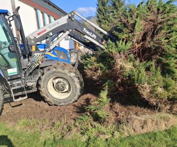Aktuality / Úprava okolia nášho Božieho chrámu - foto