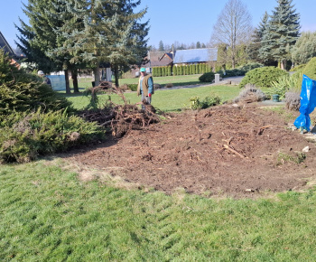 Aktuality / Úprava okolia nášho Božieho chrámu - foto