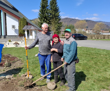 Aktuality / Úprava okolia nášho Božieho chrámu - foto
