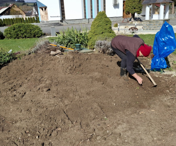 Aktuality / Úprava okolia nášho Božieho chrámu - foto