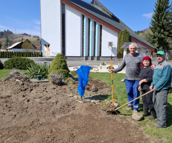Aktuality / Úprava okolia nášho Božieho chrámu - foto