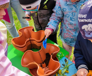 Aktuality / Sadíme jahôdky v školskej záhrade - foto
