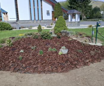 Aktuality / Úprava okolia nášho kostola - foto