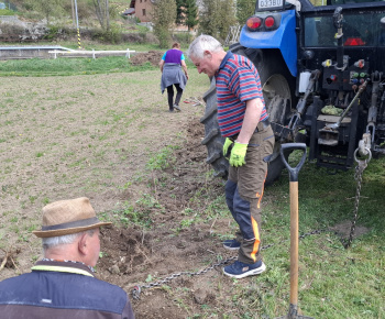 Aktuality / Úprava okolia nášho kostola - foto