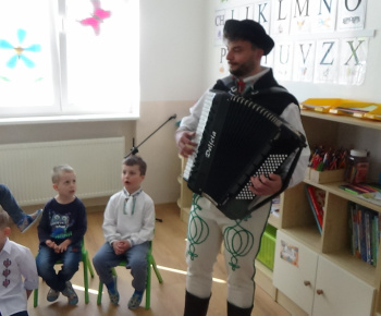 Aktuality / Stavanie mája v našej materskej škole Zvedavá Lienka - video