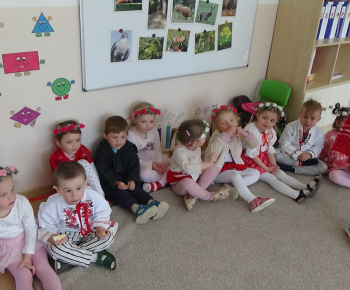 Aktuality / Stavanie mája v našej materskej škole Zvedavá Lienka - video