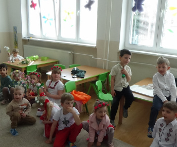 Aktuality / Stavanie mája v našej materskej škole Zvedavá Lienka - video