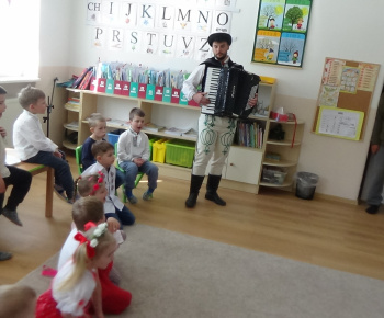 Aktuality / Stavanie mája v našej materskej škole Zvedavá Lienka - video