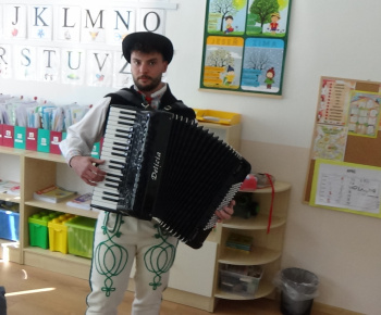 Aktuality / Stavanie mája v našej materskej škole Zvedavá Lienka - video