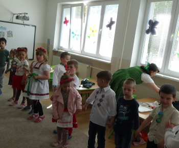 Aktuality / Stavanie mája v našej materskej škole Zvedavá Lienka - video