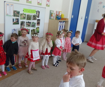 Aktuality / Stavanie mája v našej materskej škole Zvedavá Lienka - video