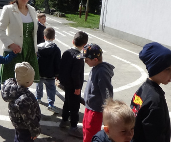 Aktuality / Stavanie mája v našej materskej škole Zvedavá Lienka - video