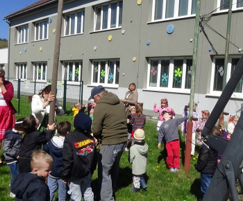 Aktuality / Stavanie mája v našej materskej škole Zvedavá Lienka - video