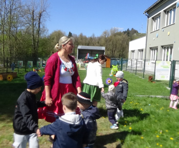 Aktuality / Stavanie mája v našej materskej škole Zvedavá Lienka - video