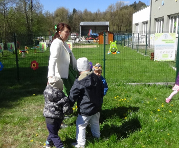 Aktuality / Stavanie mája v našej materskej škole Zvedavá Lienka - video