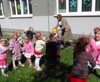 Aktuality / Stavanie mája v našej materskej škole Zvedavá Lienka - video
