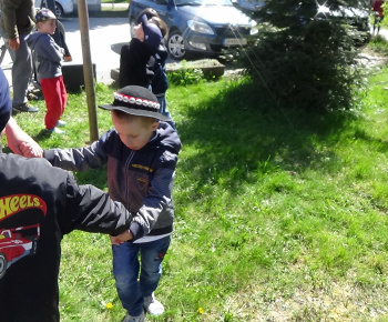 Aktuality / Stavanie mája v našej materskej škole Zvedavá Lienka - video