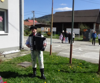 Aktuality / Stavanie mája v našej materskej škole Zvedavá Lienka - video