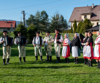 Aktuality / Stavanie 1. mája v obci - video
