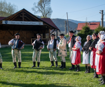 Aktuality / Stavanie 1. mája v obci - video