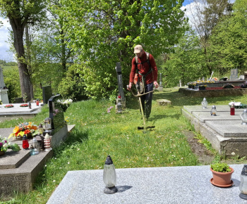 Aktuality / Kosenie trávy - úprava verejných priestranstiev - foto