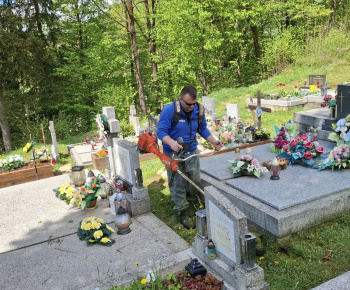 Aktuality / Kosenie trávy - úprava verejných priestranstiev - foto