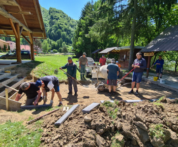 Práce na výstavbe chodníka v parku