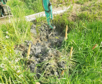 Čistenie odvodňovacieho kanála pri železničnej stanici smerom na