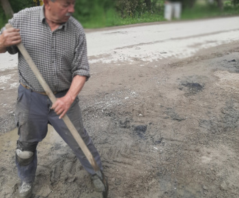 Čistenie odvodňovacieho kanála pri železničnej stanici smerom na