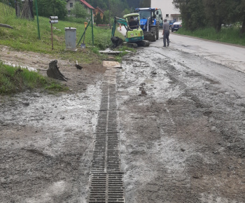 Čistenie odvodňovacieho kanála pri železničnej stanici smerom na