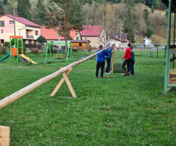 Foto - stavanie mája v obci