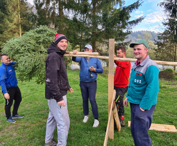 Foto - stavanie mája v obci