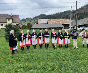 Foto - stavanie mája v obci