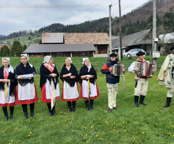 Foto - stavanie mája v obci