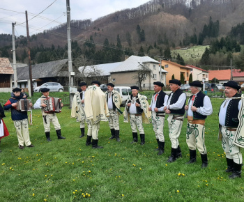 Foto - stavanie mája v obci
